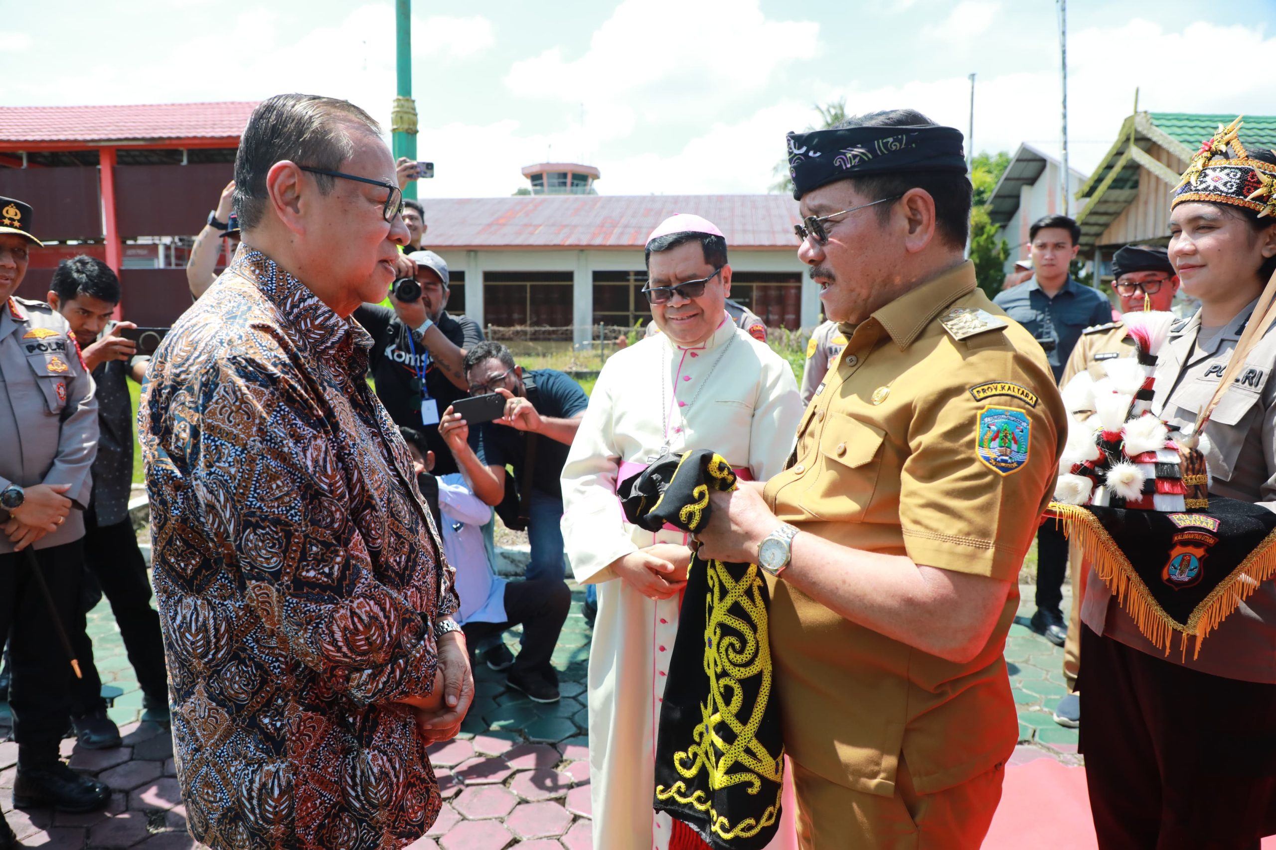 Wakil Gubernur Ingkong Ala, S.E., M.Si Menjemput Ignasius Kardinal Suharyo