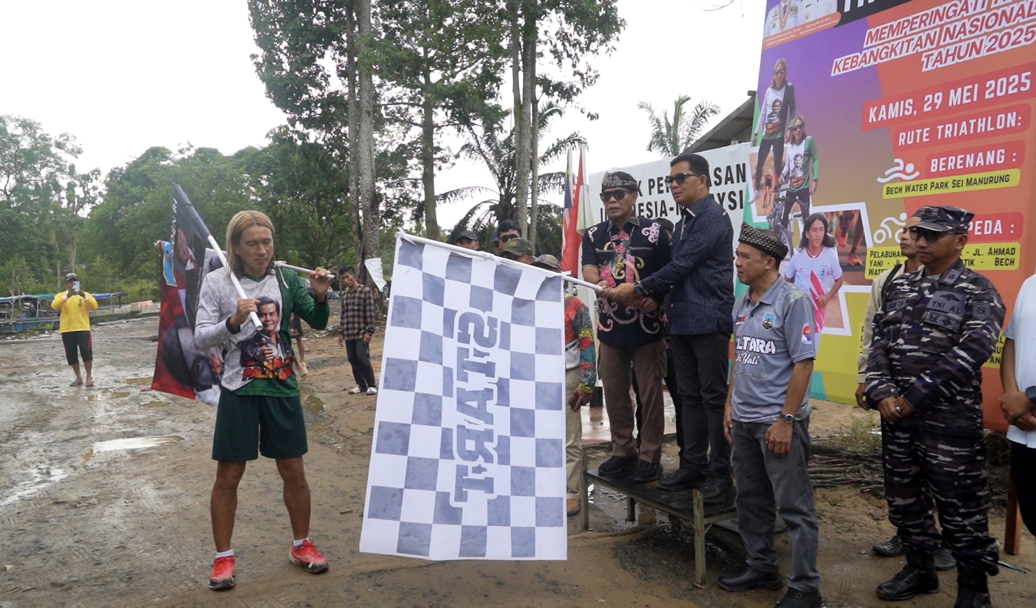 Peringati Harkitnas, Gubernur lepas peserta eksibisi triathlon