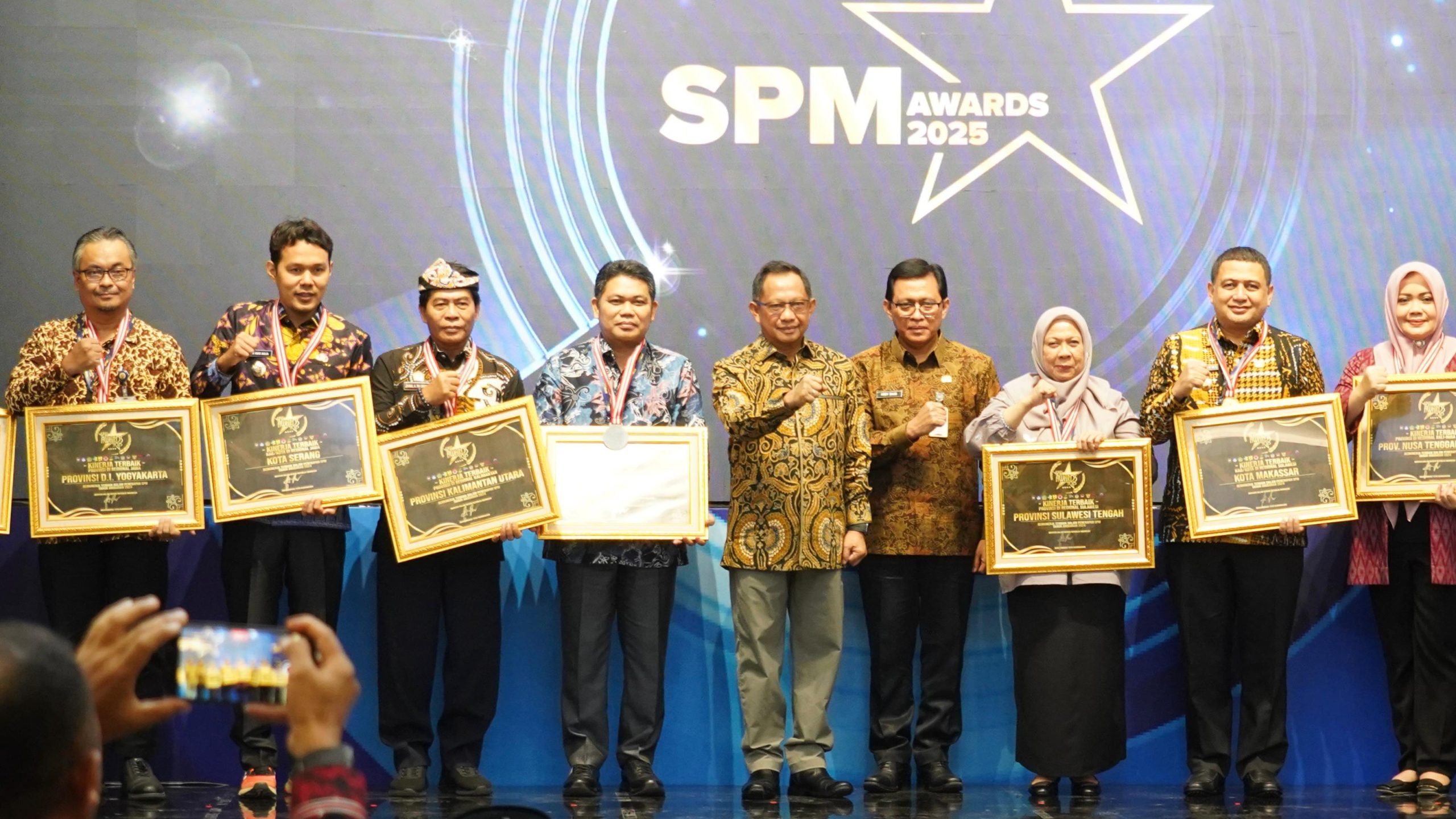 Penghargaan SPM Awards 2025 Kinerja Terbaik – Provinsi di Regional Kalimantan.