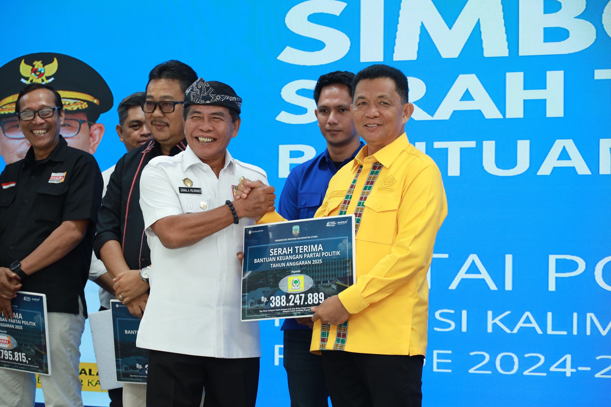 Untuk pendidikan politik, Gubenur Zainal serahkan bankeu Rp2,8 miliar ke 10 parpol di parlemen