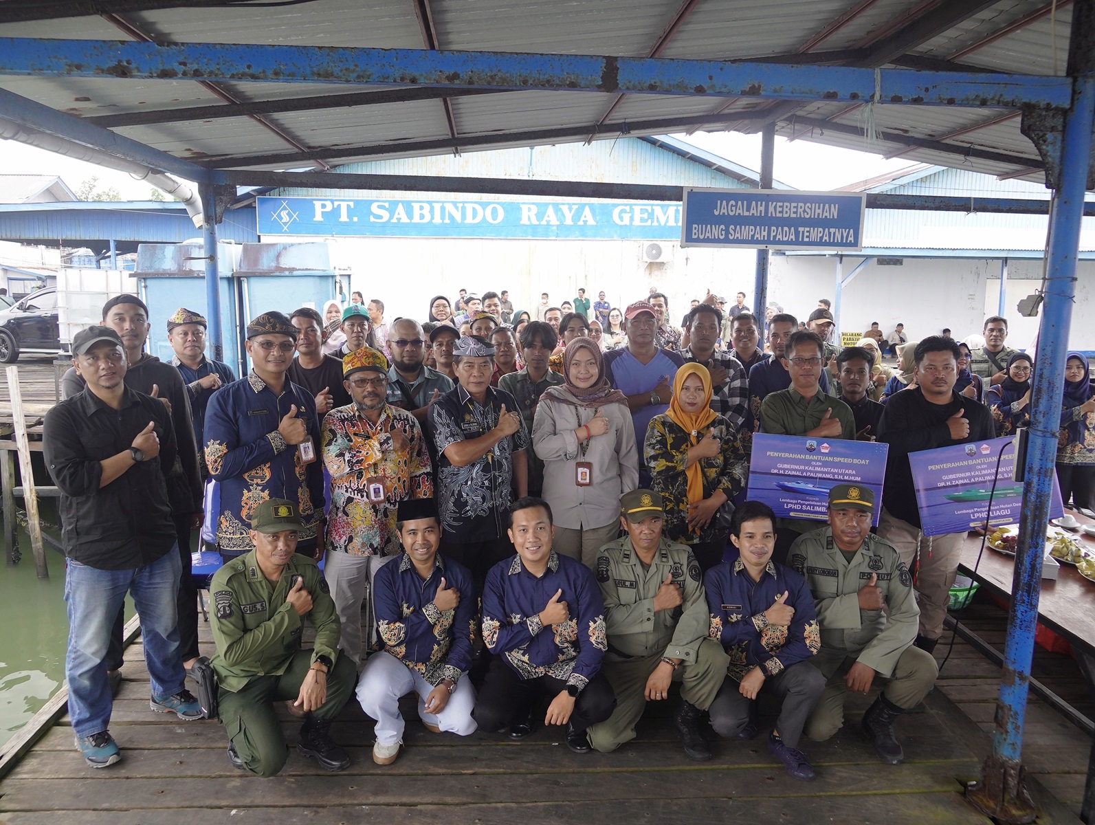 Gubernur serahkan bantuan speedboat kepada dua LPHD