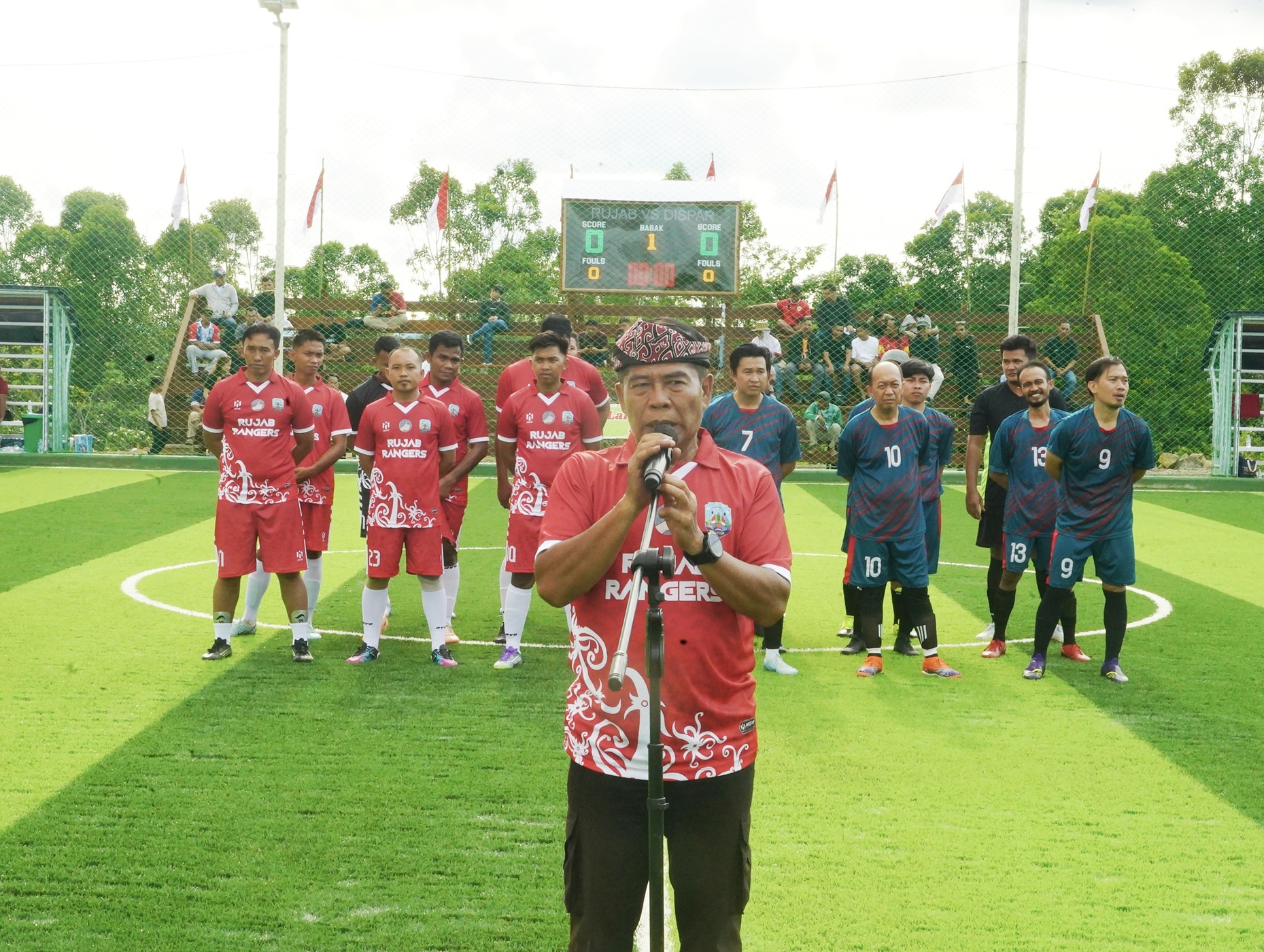 Drama 9 gol di laga multigenerasi, Gubernur Zainal buka turnamen sepak bola mini antar-OPD
