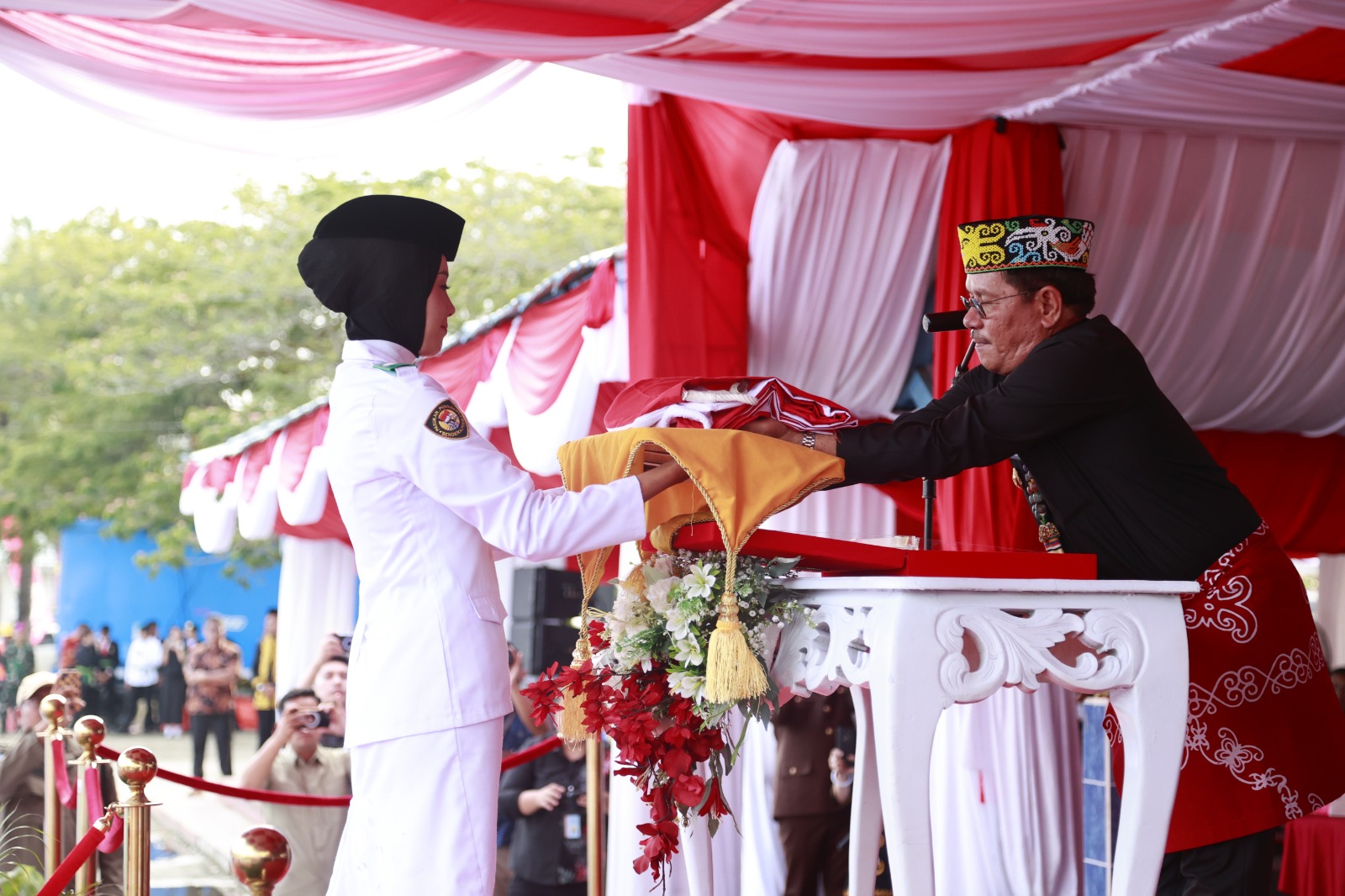 Wagub Ingkong pimpin upacara penurunan Bendera Merah Putih, lengkapi khidmatnya nuansa kemerdekaan RI