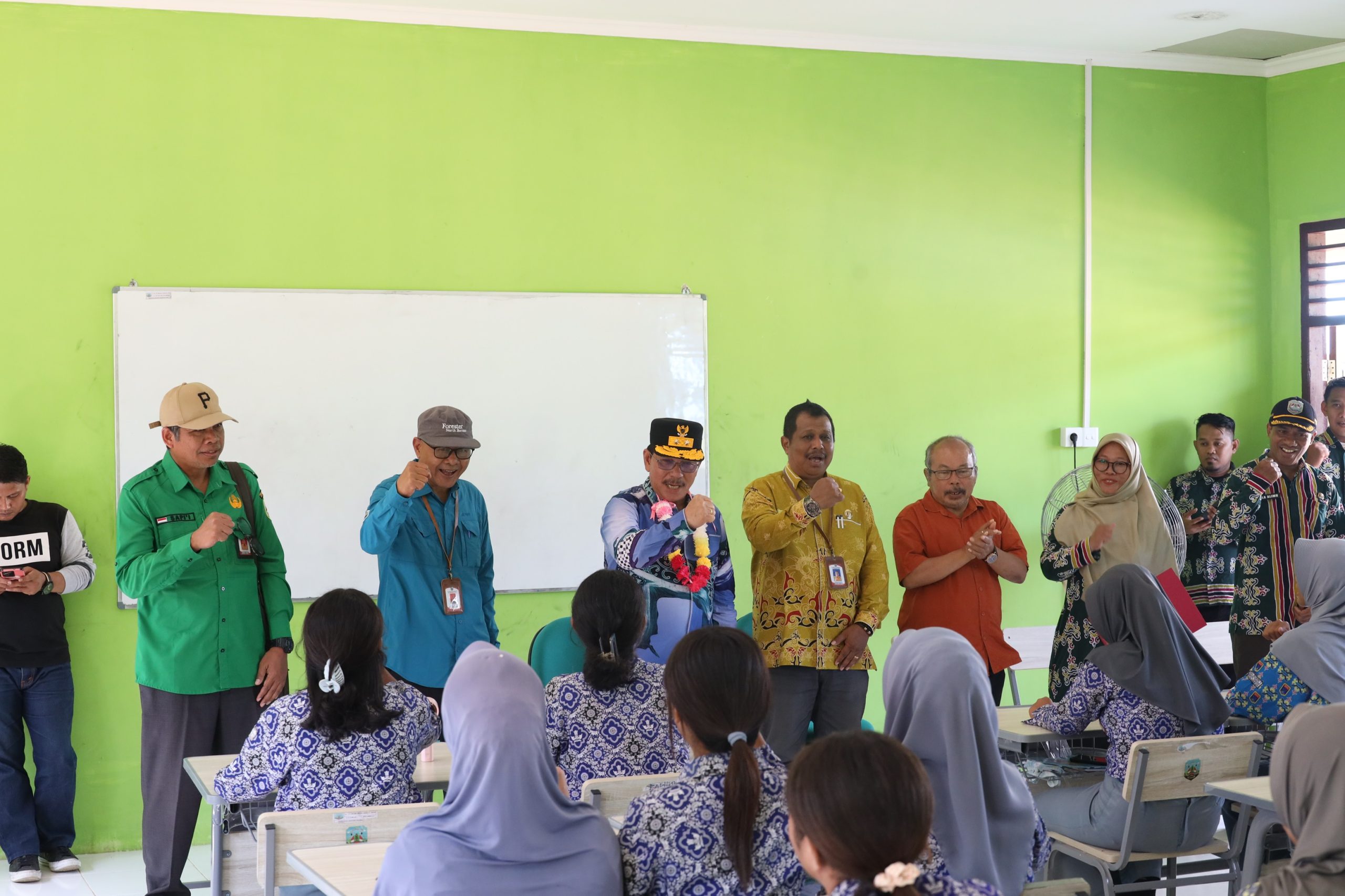 ‘Monev’ sarpras SMA 1 Sebatik Tengah, Wagub Ingkong instruksikan percepatan hingga motivasi anak-anak TKI