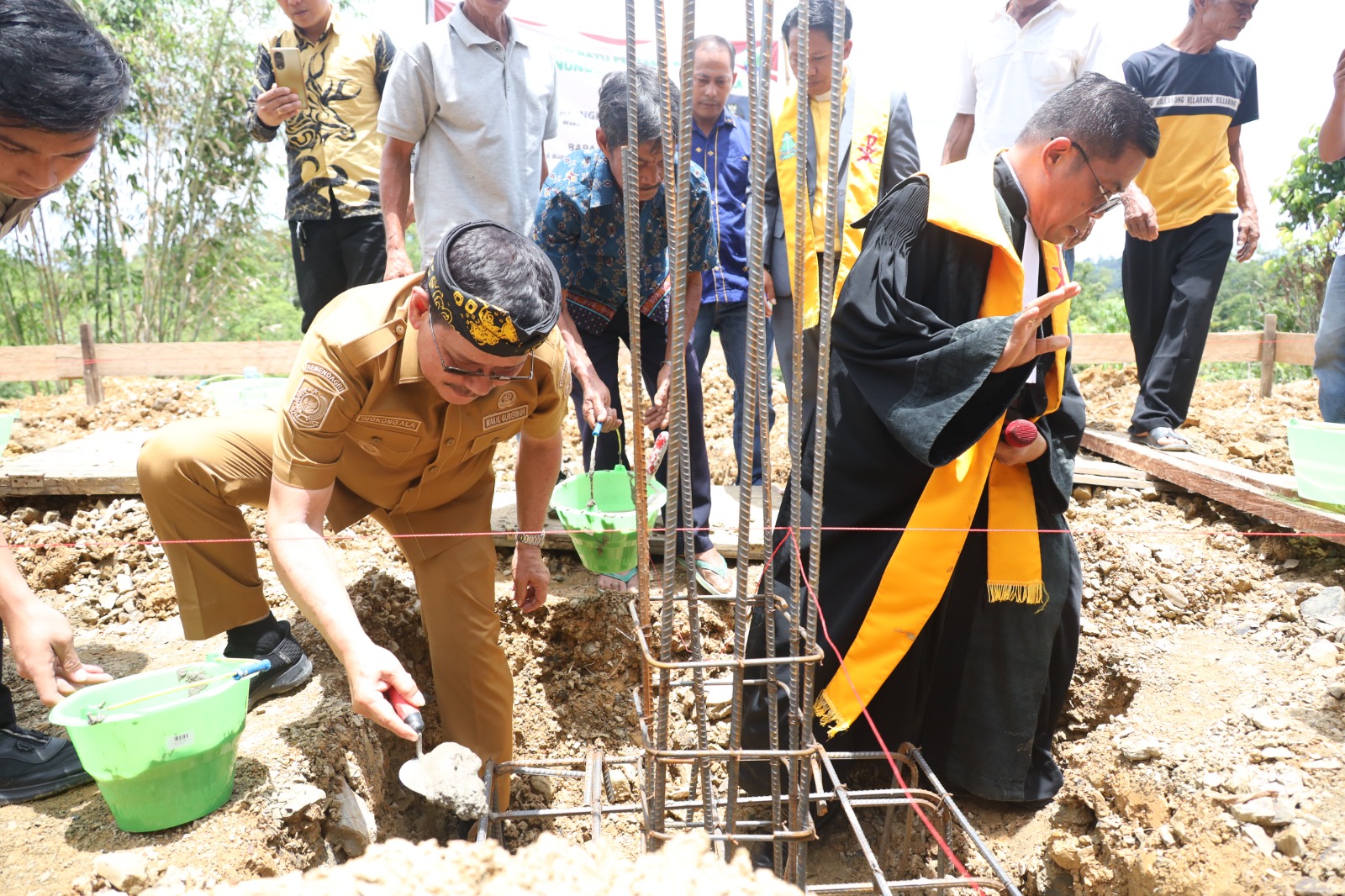 Peletakan batu pertama rumah pastori oleh Wagub Kaltara
