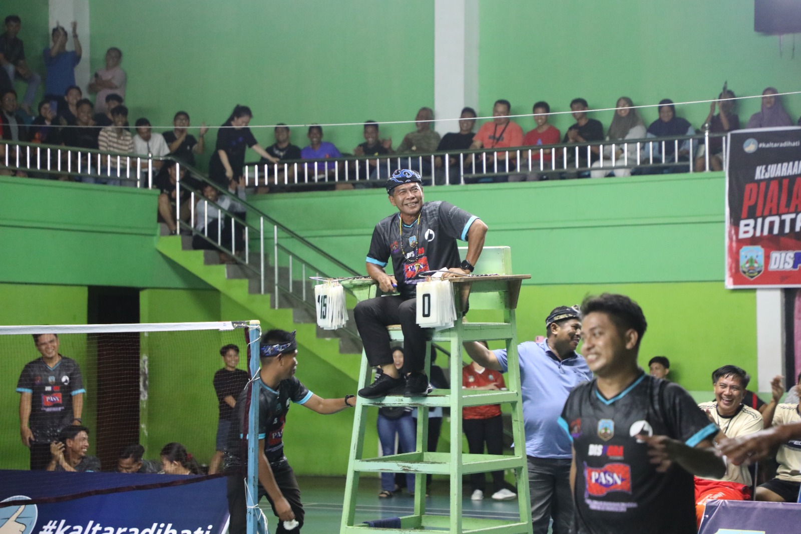 Gubernur Zainal wasit ‘dadakan’ di kejuaraan badminton HUT 13 Kaltara, ‘Raja Tarkam’ Agrippina hipnotis GOR Handal