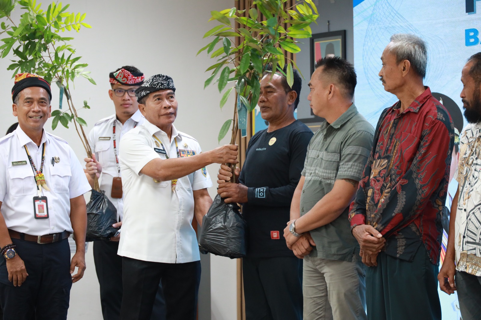 Gubernur Zainal salurkan ribuan bibit dan alsintan dari APBD 2025 kepada petani