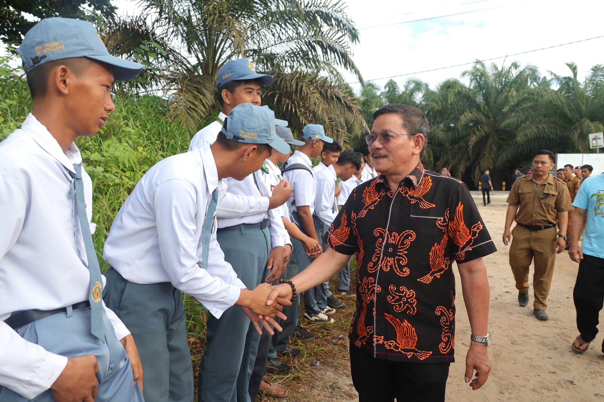 Membangun harga diri di garis batas: Kisah kades dan sekolah di atas tanah wakaf