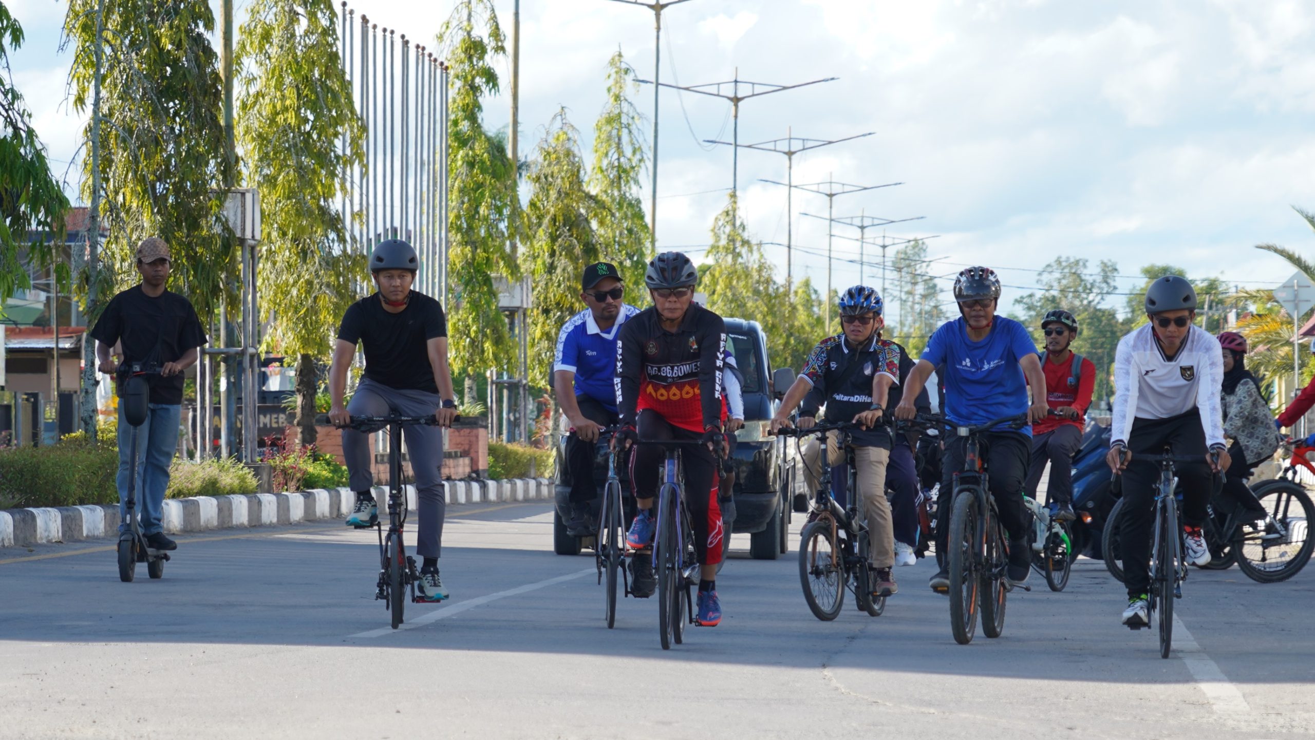 Gubernur Zainal gowes bareng komunitas keliling Tanjung Selor