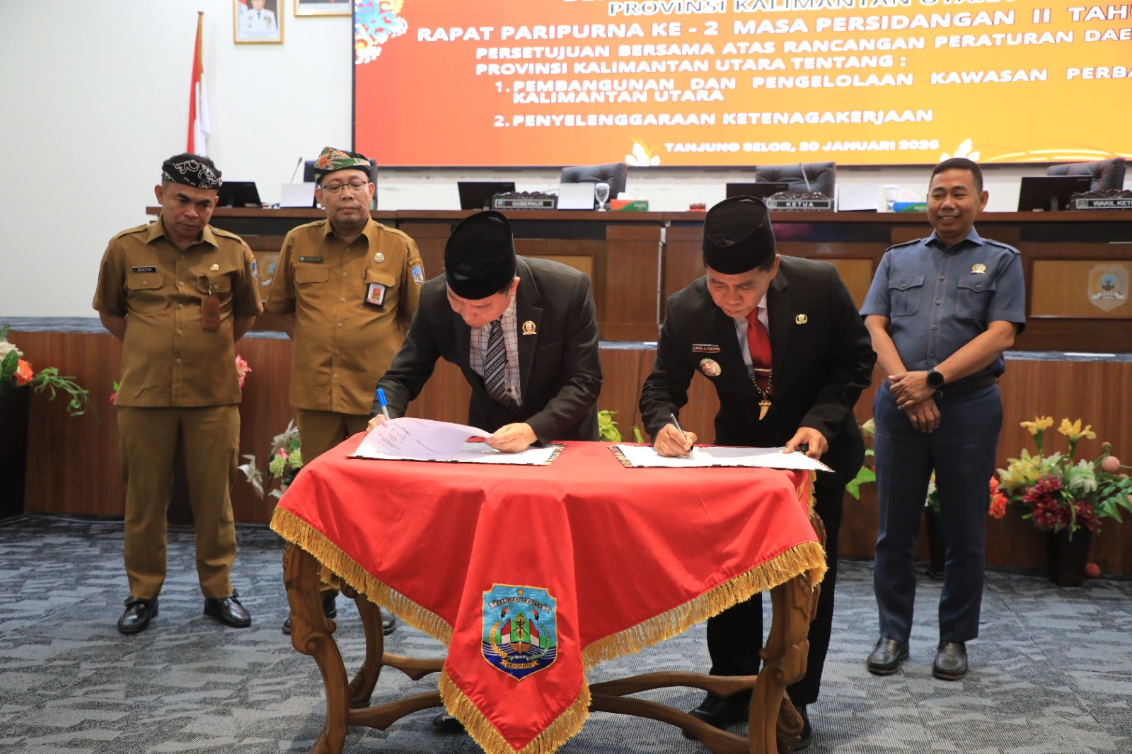 Percepatan pembangunan perbatasan dan ketenagakerjaan, Pemprov-DPRD sahkan dua produk hukum