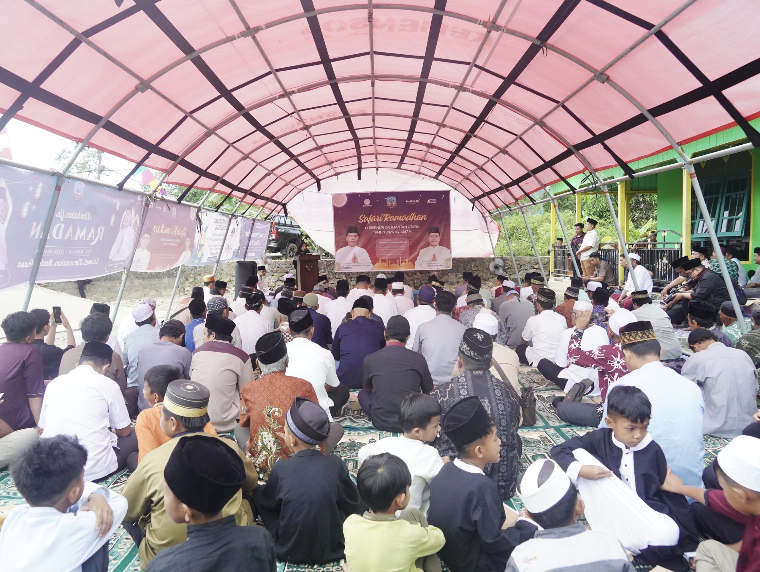 Gubernur Zainal salurkan bantuan banjir saat kunjungan Ramadan di Sembakung Nunukan