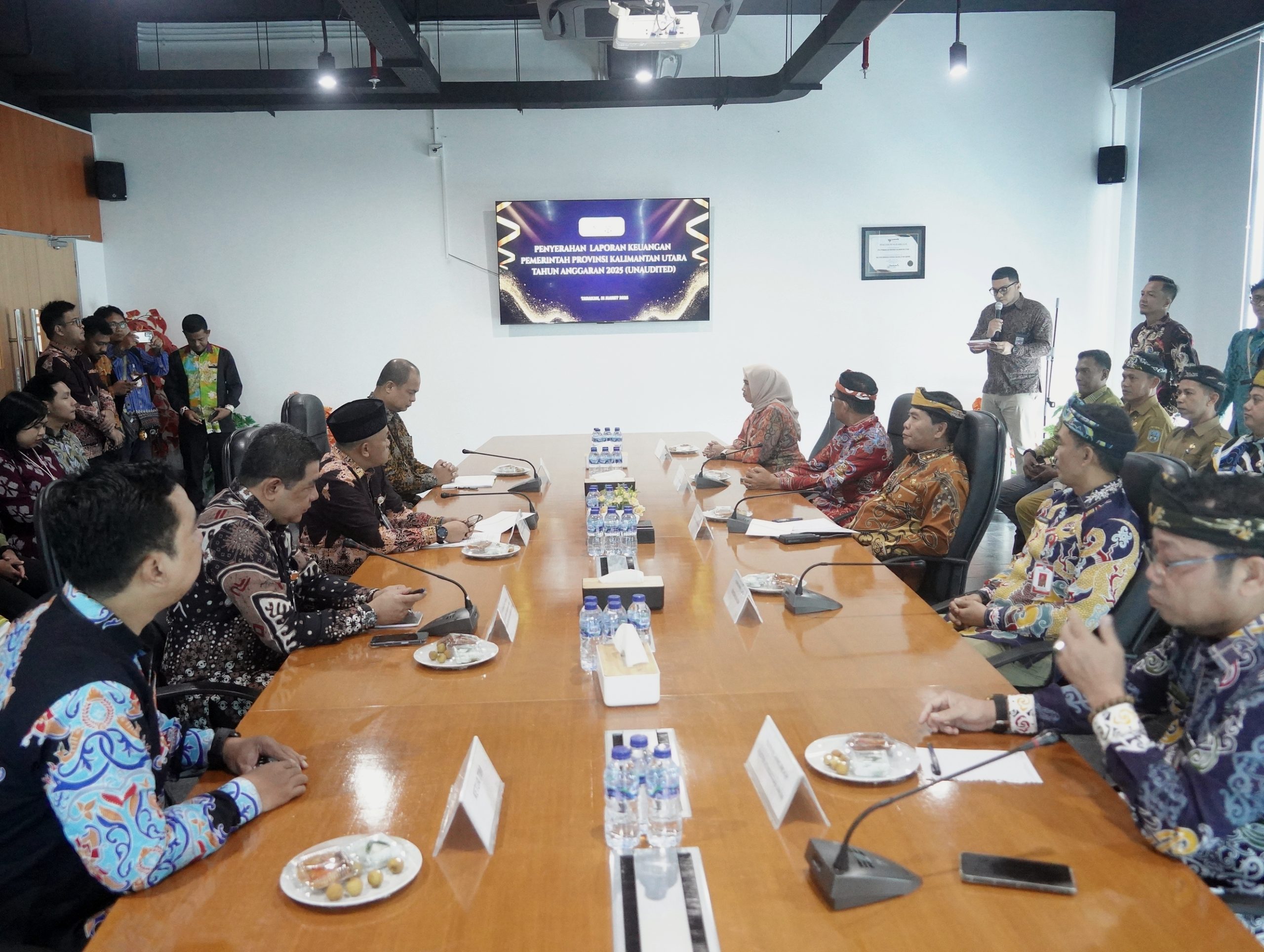 Perkuat transparansi fiskal, Gubernur Zainal serahkan LKPD 2025 tepat waktu ke BPK RI
