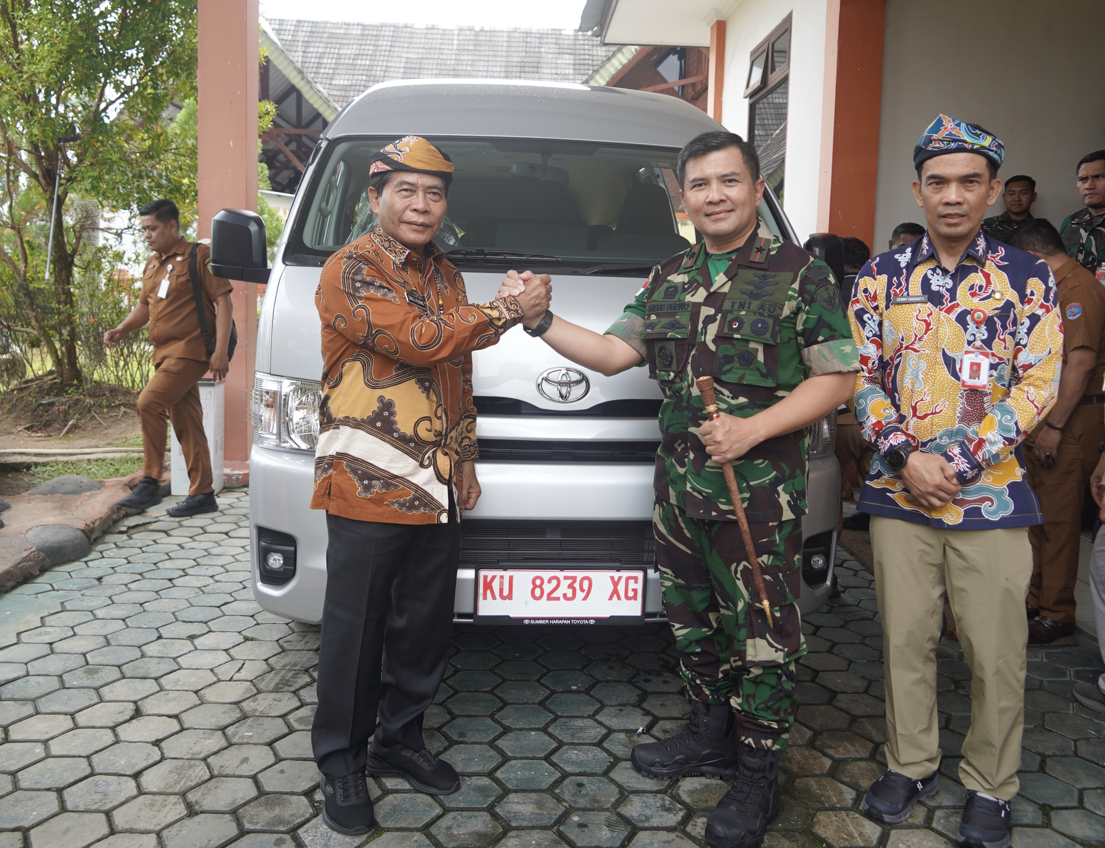 Momen Gubernur hibahkan kendaraan ke TNI/Polri, Pengadilan Tinggi hingga Lembaga Adat Tidung di Tarakan