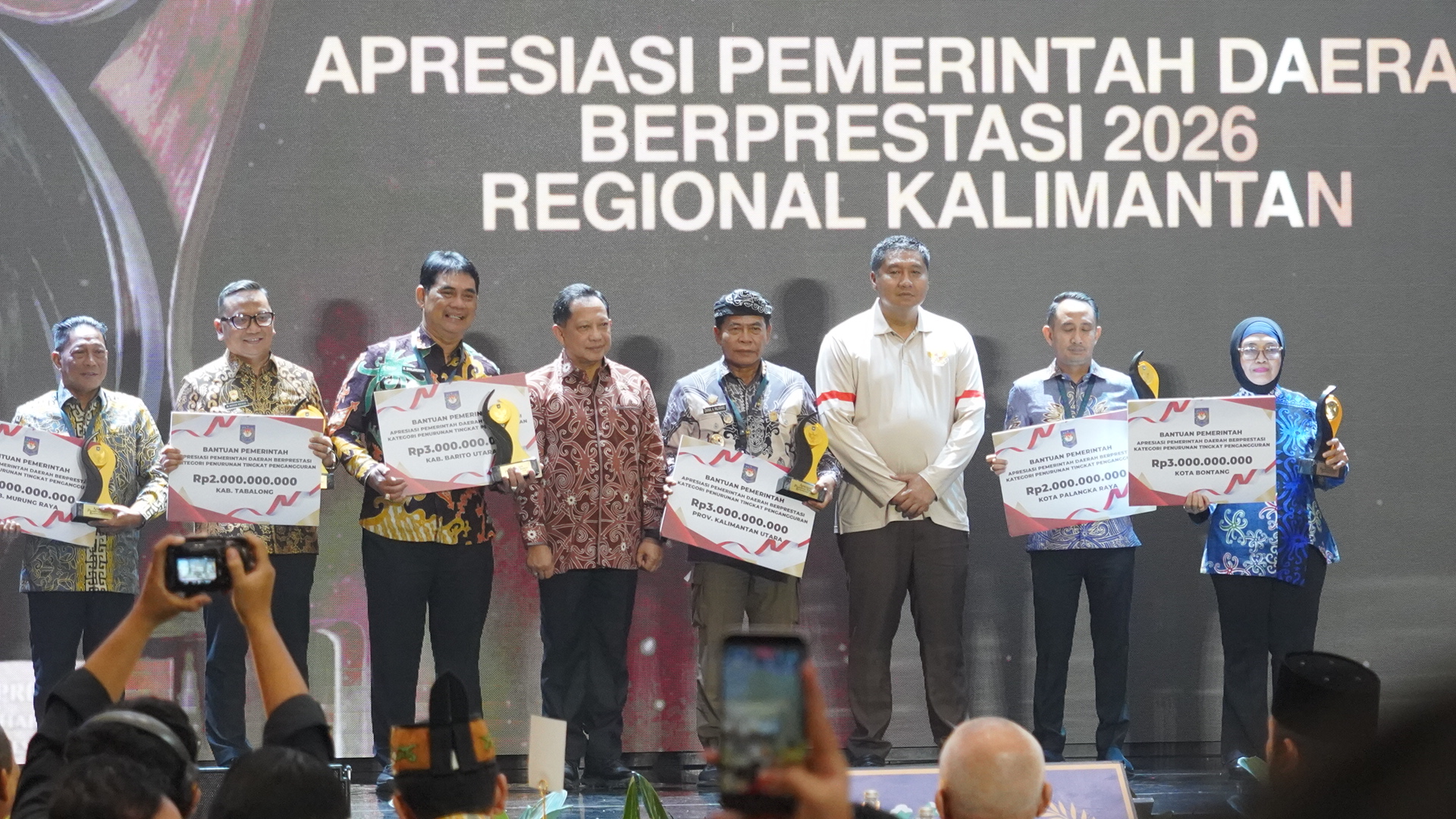 Gubernur Zainal Paliwang raih penghargaan regional kategori penurunan tingkat pengangguran