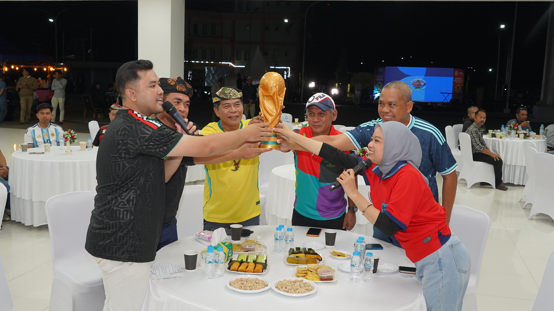 Berbalut jersey Brasil, Gubernur Zainal bareng warga nobar laga pembuka Piala Dunia 2026
