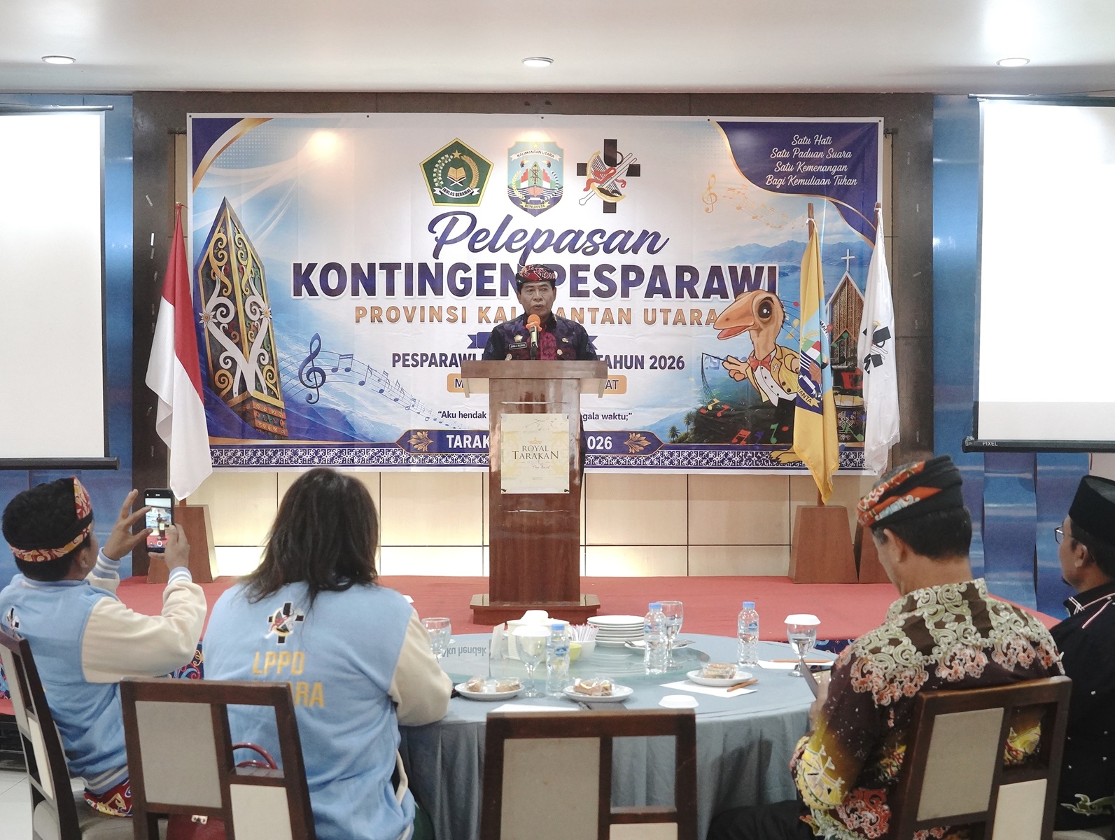 Gubernur Zainal lepas kontingen Pesparawi menuju Manokwari