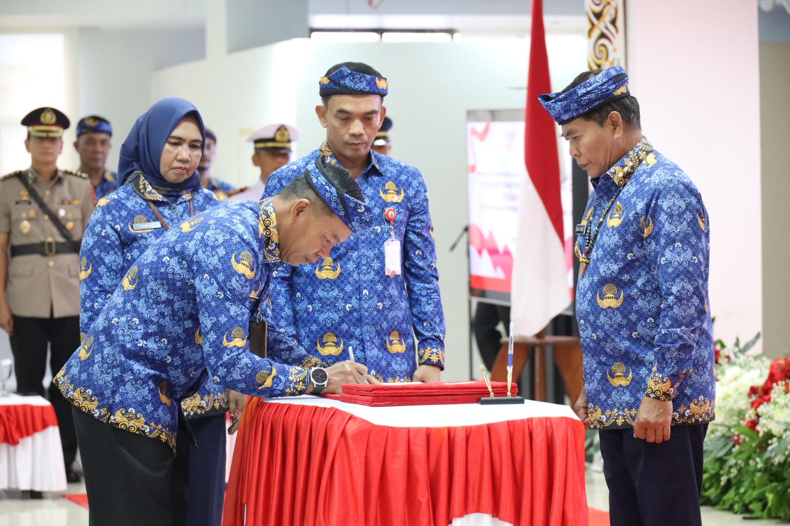 Lantik 41 eselon II, Gubernur minta Kepala Bapenda segera buru potensi pajak alat berat hingga perikanan