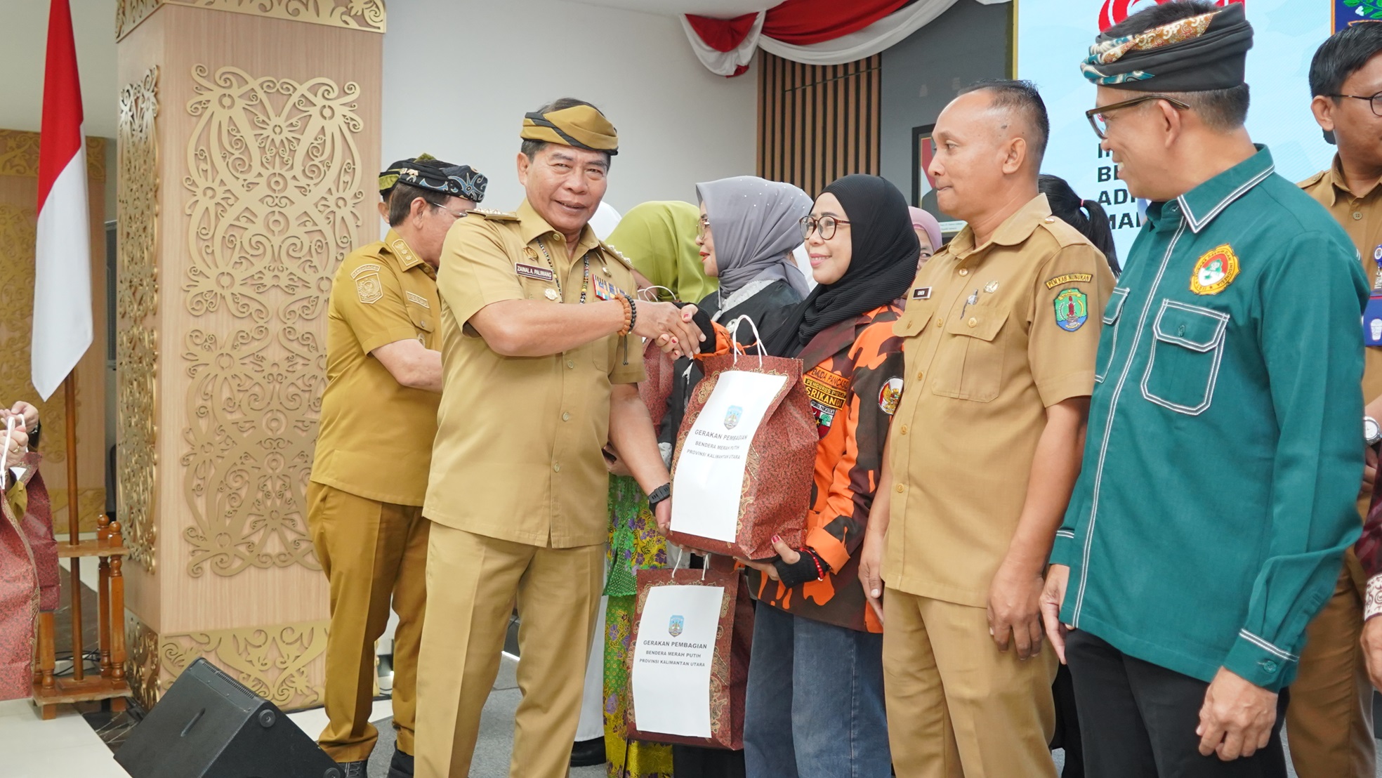 Pemprov bagikan ribuan Bendera Merah Putih, pesankan jaga indahnya keberagaman di Kaltara