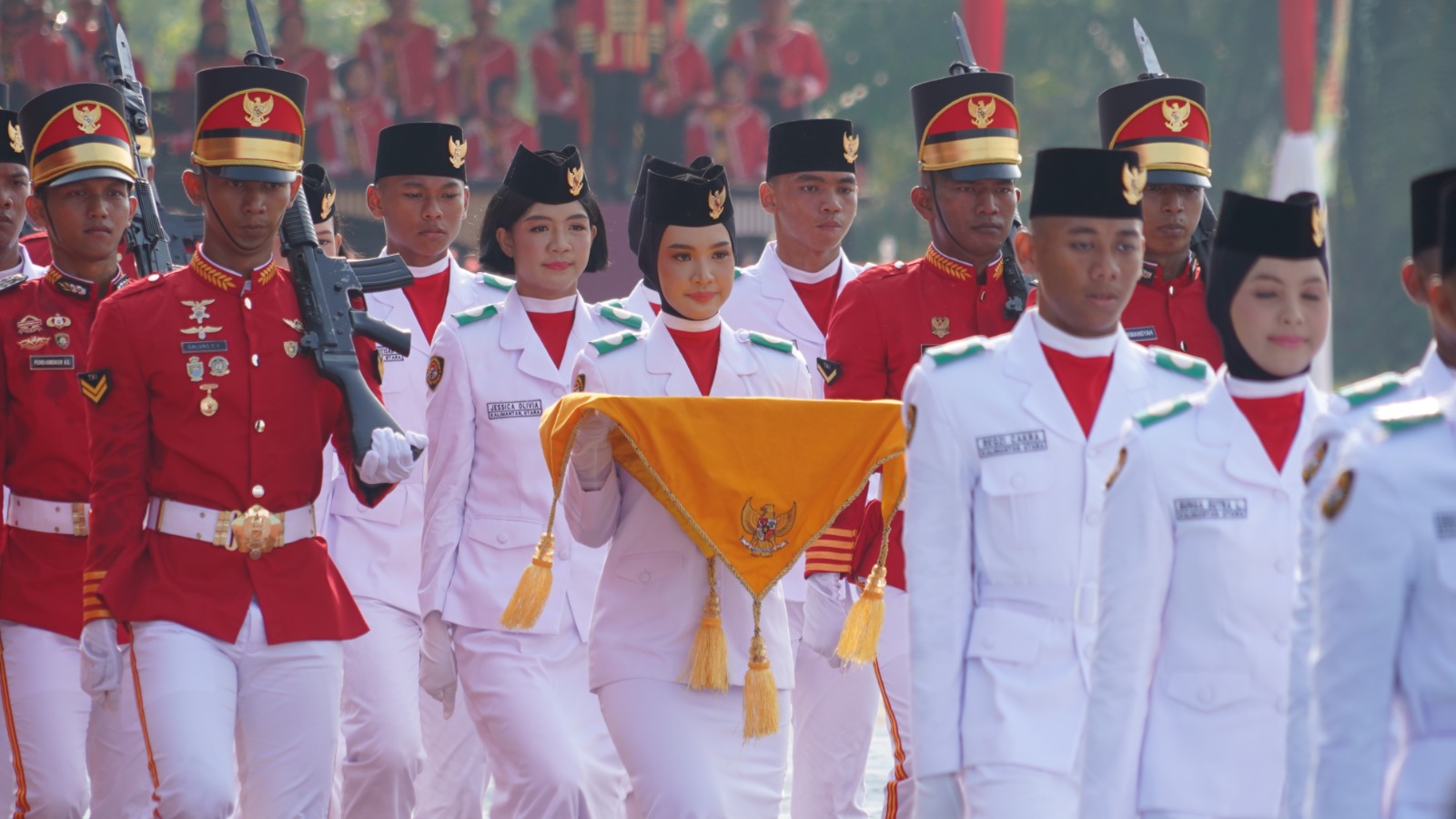 Semarak busana adat Nusantara dan khidmatnya upacara HUT Ke-81 RI di Tanjung Selor